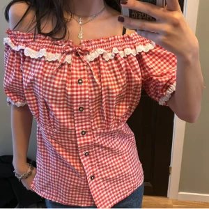 Vintage trachten rutig blus  - supersöt blus i dirndl stil. Tysk stil🙌🙌vintage. Står på tyska i den så antar den är tysk. Passar nån med storlek s kanske medium också 