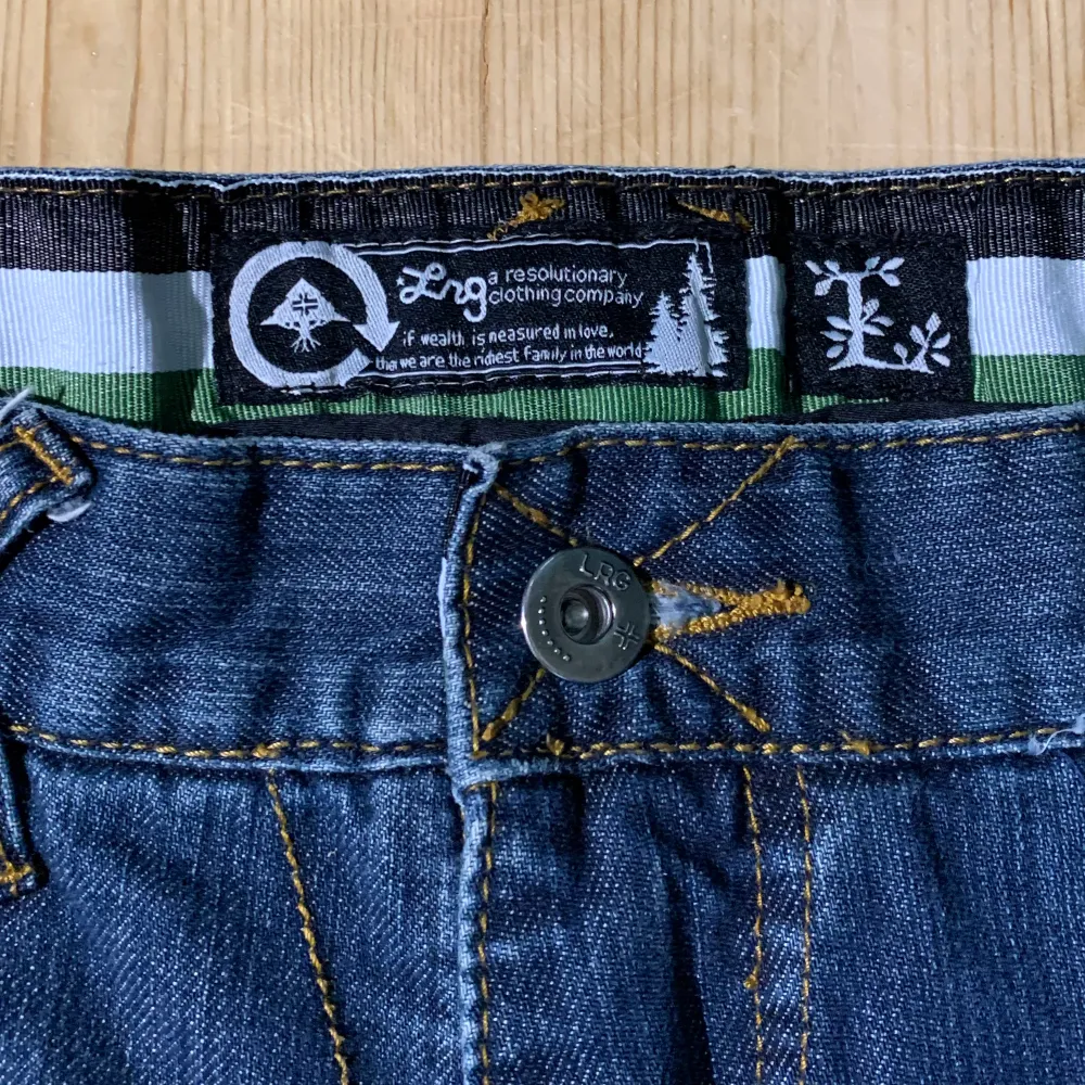 LRG Jeans, hittar ej storlek. Luktar rök. Jag på bilden är 180 cm. Mått: ytterbenslängd - 110 cm, midjemått - 45 cm, benöppning - 24 cm. Skriv för fler bilder och frågor! . Jeans & Byxor.