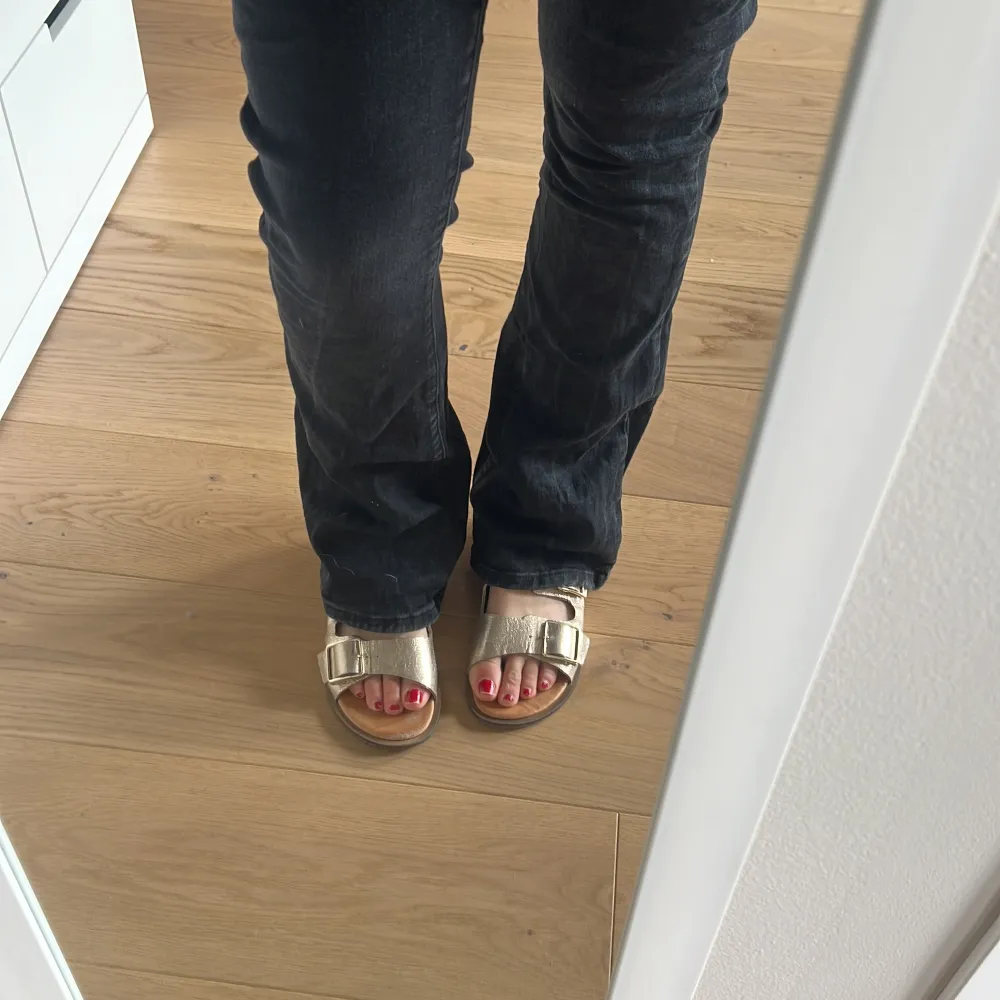  Svarta lågade jeans från Gina Tricot🖤 nästan aldrig använda och säljer för att de är lite för små och kommer inte till användning🥰pris går att diskuteras!. Jeans & Byxor.
