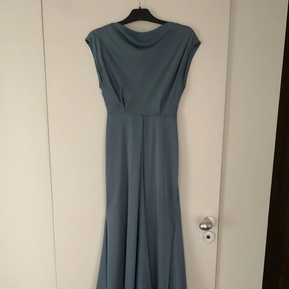 Maxi-klänning från ASOS. Använd en gång, men ser ut som ny. Org pris: 1569kr, säljer för 949kr. Klänningen är i storlek Small och uppsydd. Passar perfekt på mig som är 165cm.. Klänningar.