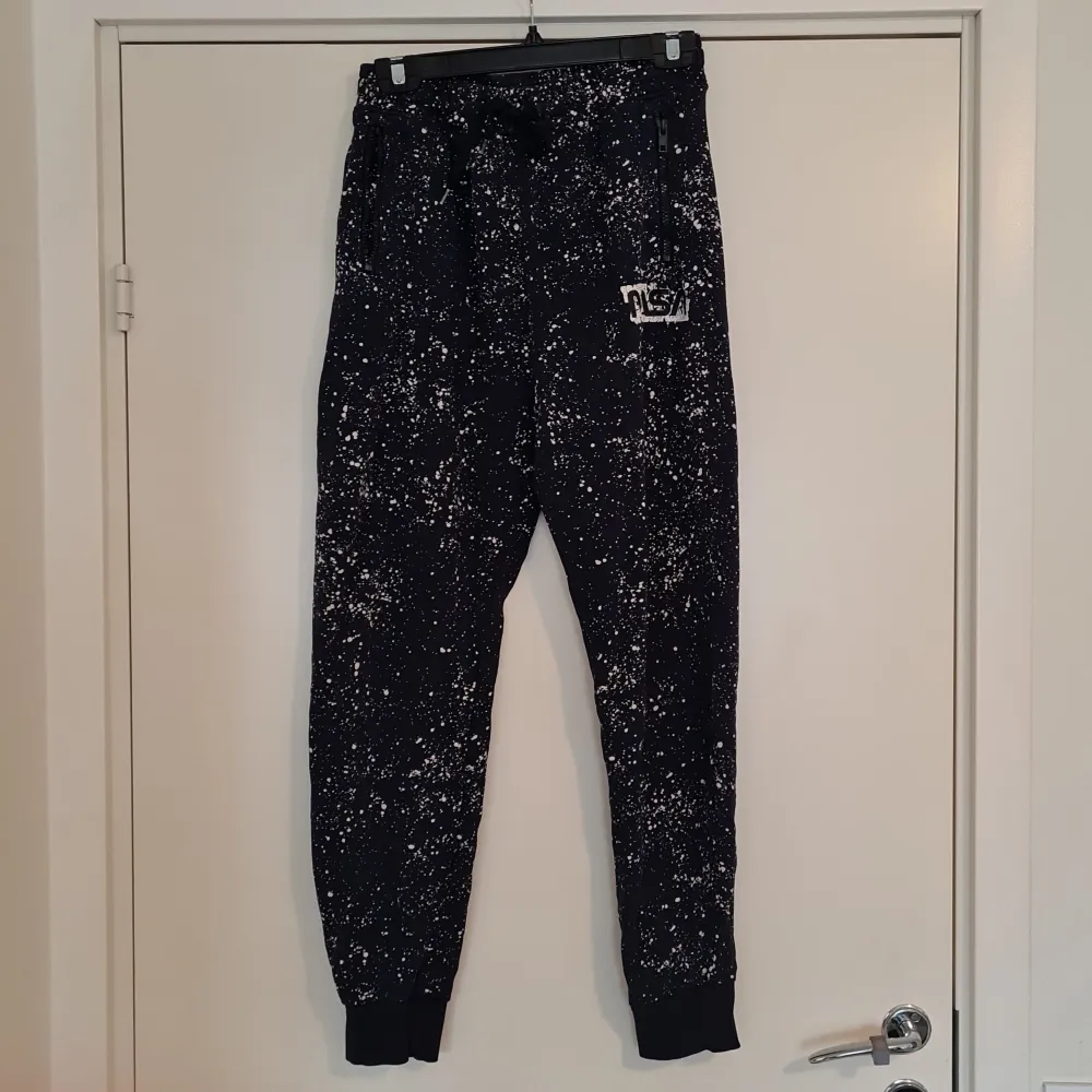 NASA Sweatspants, använt skick men urtvättad. Storlek: 170 (XS). Jeans & Byxor.