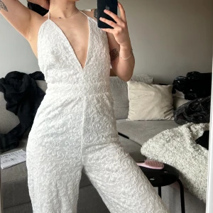 Jumpsuit  - Vit jumpsuit med snörning i nacken från bik bok i storlek xs. 
