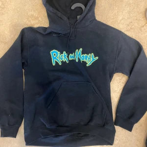Rick and Morty Hoodie - en rick and morty hoodie som jag köpte i Scotland några år sen. Är knappt använd och i jätte bra skick. Original pris va ganska dyr 