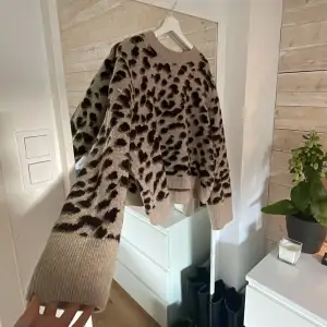 Säljer nu denna trendiga stickade tröja i leopard mönster! Mer av en intressekoll för att kolla lite priser, men den är hur fin som helst, vid i ärmarna och otroligt skön🙏🏼🐆