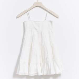Säljer denna jätte fina klänning från Gina Young i storlek 158/164. Den är jätte bra skick och endast andvänd typ 3 gånger💓