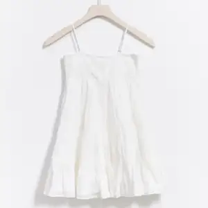 Säljer denna jätte fina klänning från Gina Young i storlek 158/164. Den är jätte bra skick och endast andvänd typ 3 gånger💓