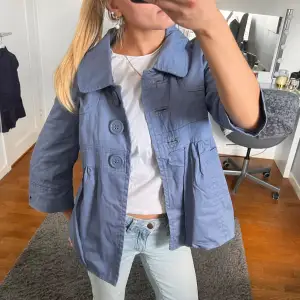 Otroligt söt och eftertraktad trekvartsärmad kappa i jeans färg och material🌷 perfekt nu till våren. nytt skick, inga defekter. Storlek 36💕