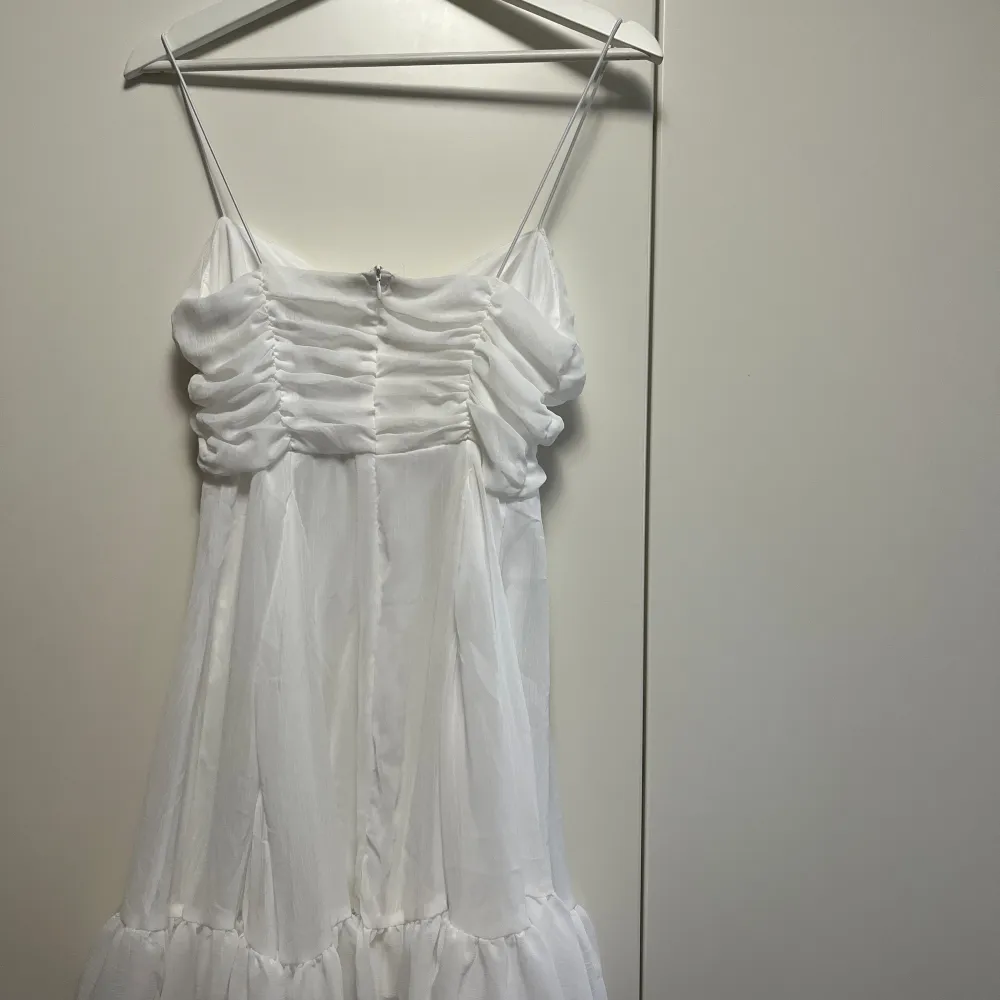 Jätte söt vit klänning  Passar perfekt som studentklänning eller en varm sommardag  Helt ny, prislappen kvar . Klänningar.
