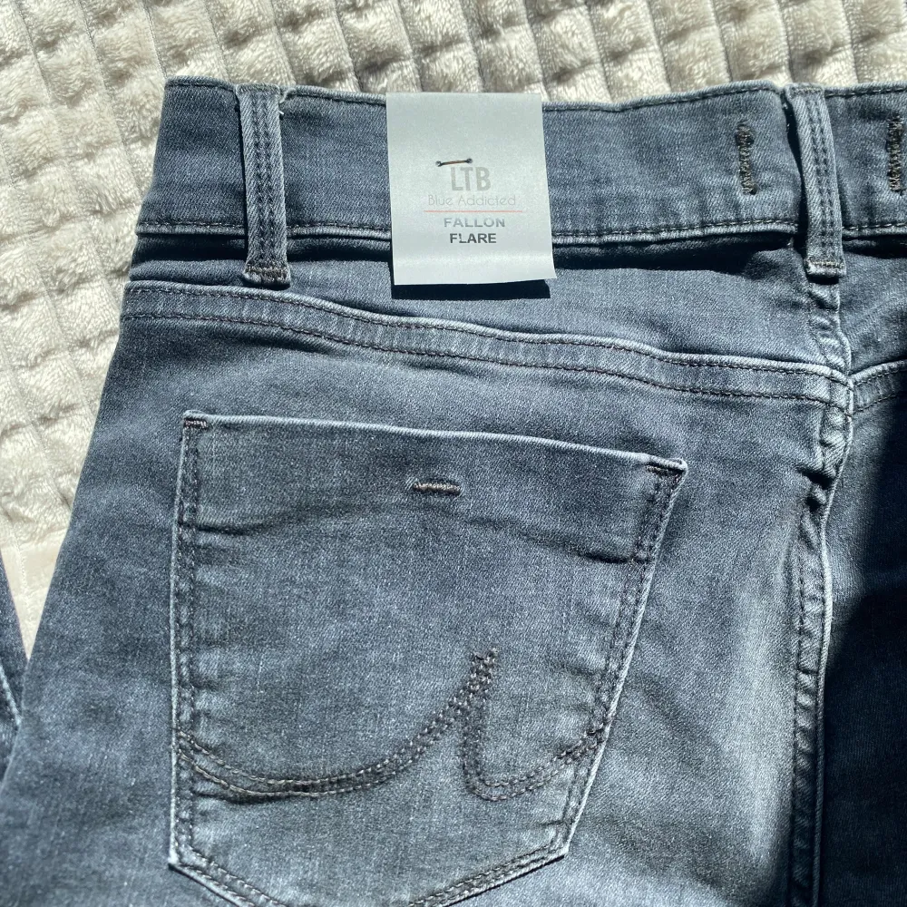 29-30 , helt nya har inte använt eller testat . Orginal pris är 799kr 💕. Jeans & Byxor.