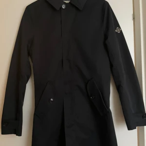 J.Lindeberg Kappa / Rock herr svart XS - Snygg kappa från J.Lindeberg som passar till våren. Modellen är Tarek Peach Poly 100% polyester