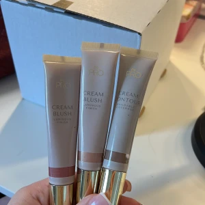 Smink trio - Säljer dessa som ja köpte på primark nyligen, ska vara dupe på charlotte tillburys produkter. Vi har en cream blush, en higlighter i mitten och en cream contour längst till höger 🫶🏽 endast testade 