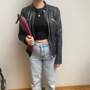 Skinnjacka med quilt detaljer - Skinnjacka i quiltad rygg och axlar. Super fin men tyvärr för liten för mig 