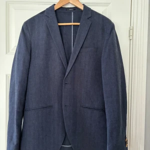 Kostym - Säljer nu denna riktigt snygga kostym från Jack&Jones för jag har växt ur den.  Storlek 48 Skicket är okej