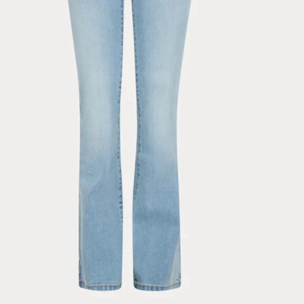 Hej säljer dessa bootcut jeans i storlek 170 ifrån Cubus för 100 kr det finns ett liten fläck på knät som man ser i bilden❤️. Jeans & Byxor.