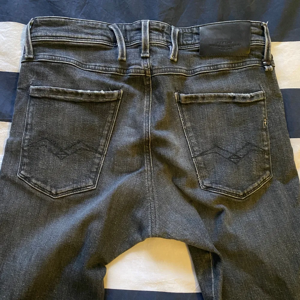 Säljer ett av mina replay anbass jeans i stolek 32/32. Ganska slim i modellen, men riktigt feta. . Jeans & Byxor.