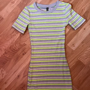 Figurnära sommarklänning - Säljer denna gulliga klänning som bara kommit till användning några gånger för någon sommar sedan. Sitter jättefint och när strax över knäna. Passar även XS och S då materialet är hyfsat stretchigt. Pris kan diskuteras💕
