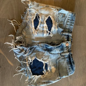Jeansshorts - Jättefina jeans shorts från bikbok! Använda men mycket kvar att ge