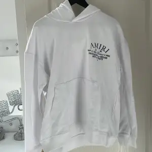 Hej, säljer denna helt nya vita Amiri hoodien som är jätte skön och har bra material. Hoodien kommer med tags för endast 299!