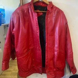 Röd skinnjacka  - Jättefin röd skinnjacka, passar ca XS-S, M skulle jag säga. Lite boxigare passform, köpt vintage.