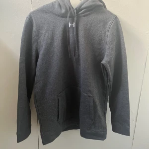 Träningshoodie under armour - Oanvänd hoodie i träningsmaterial från under armour, köpt i usa i februari för 400kr. Säljer pga jag inte tycker den passar min stil. Men kan skicka bilder hur den sitter på.