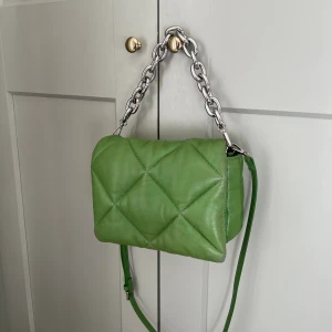 STAND STUDIO bag - Superfin väska från STAND Studios. Aldrig fått så mkt komplimanger som för denna!😍Jag köpte den för 6.000. Finns tecken på användning och slitage men den är i väldigt fint skick. Hör av dig för mer bilder och information🌸