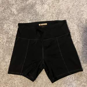 Hej jag säljer mina svarta biker shorts från märket Forever21. Shortsen har storlek S och är true to size.   Hör av dig om du har några frågor. 