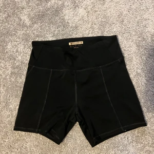 Forever 21 biker shorts - Hej jag säljer mina svarta biker shorts från märket Forever21. Shortsen har storlek S och är true to size.   Hör av dig om du har några frågor. 