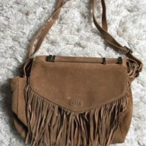 Axelremsväska  - Väska i suede från Adax  Använd ett fåtal ggr. 