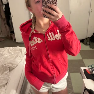 Hollister kofta - En super söt kofta från hollister. Fått från en kompis. Bra skick. 