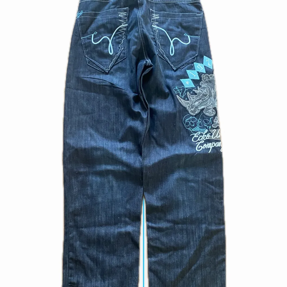 Ecko byxor, aldrig använda och alla original ecko lappar är på. Säljer enbart för det inte är min stil. Embroided på sidan. Jeans & Byxor.