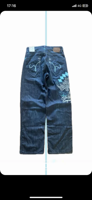Ecko unltd jeans (sänkt pris) - Ecko byxor, aldrig använda och alla original ecko lappar är på. Säljer enbart för det inte är min stil. Embroided på sidan