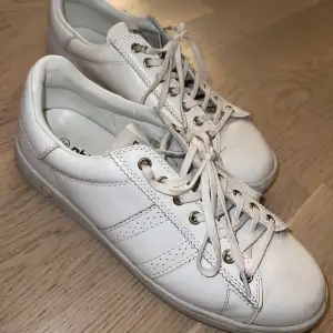 Vita sneakers från philip hogg, från Zalando, storlek 39!
