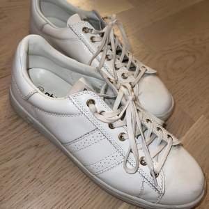 Vita sneakers från philip hogg, från Zalando, storlek 39!