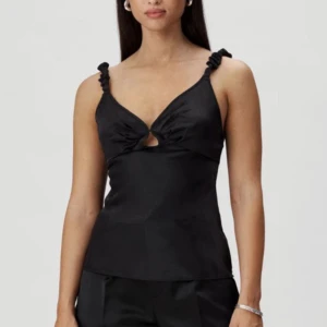 Linne - Säljer detta supersnygga adoore linne. Helt ny med prislapp på.  Köptes second hand men passade inte mig😢