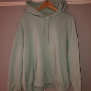 Mintgrön hoodie - Mintgrön hoodie ifrån H&M i storlek XL. Bra skick och bra kvalité, själva luvan är lite tjockare vilket gör att den håller formen på ett fint sätt. Använd en del men inte synliga tecken på användning. Säljer även matchade mjukisbyxor.