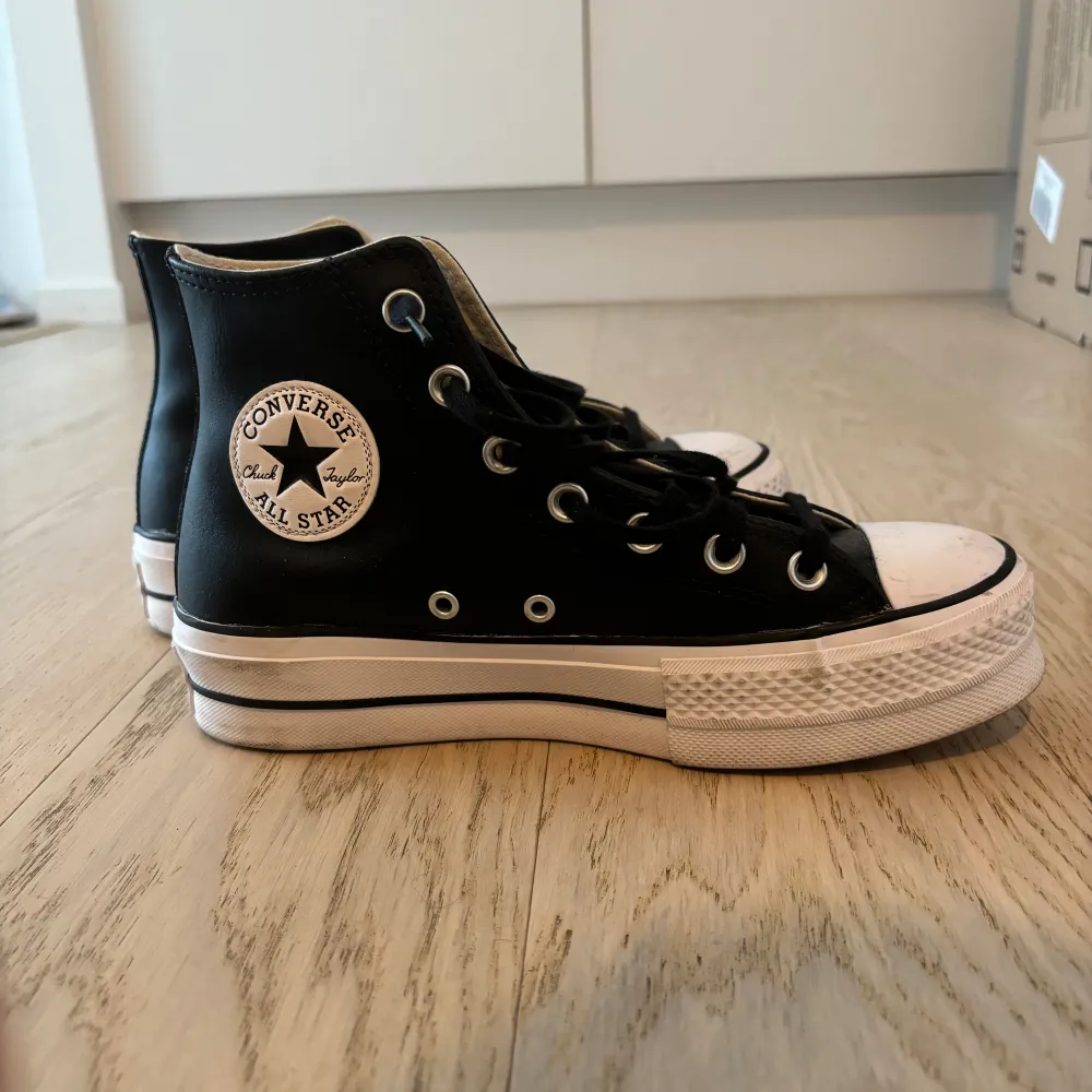 Läder Converse i nyskick! Endast använda 2 gånger. De är platform alltså någon enstaka cm högre sula än dom ”vanliga”! De är i läder alltså klarar dom sig i regn! Storlek 38 men passar mig som brukar ha 38,5! Nypris 1100!. Skor.