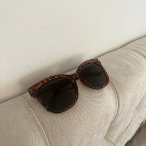 solglasögon - solglasögon från ginatricot🤎 finns några små repor vid vänstra hörnet men inget man tänker mycket på