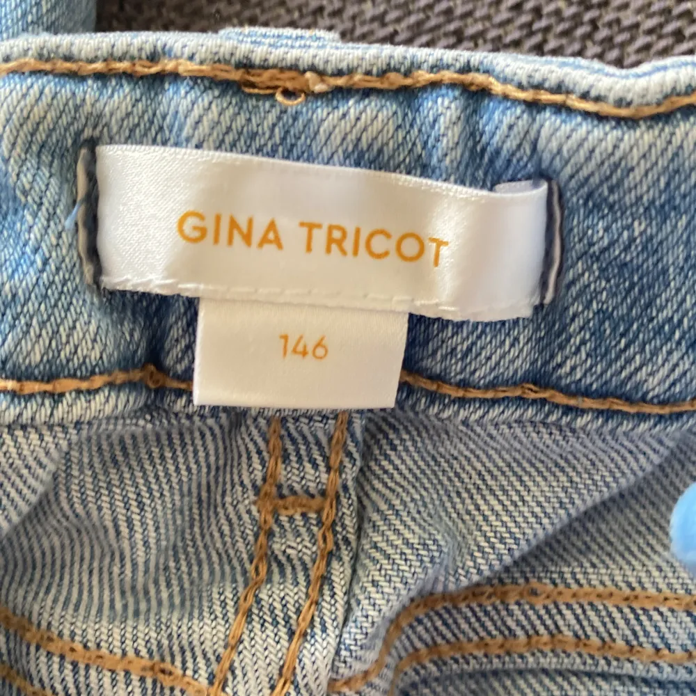 Jag säljer dessa bootcut jeans för dem har blivit för korta, dem är ifrån Gina Young i storlek 146 men har passat mig i längden tills nu och jag är 155. Skriv gärna om ni har några frågor eller vill ha fler bilder💞. Jeans & Byxor.