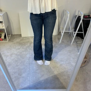 Jeans lågmidjade bootcut - Strl.36  En defekt på ett ben, se bild  Jag tycker ej det märks  Modell: 163cm lång  Lågmidjade, bootcut   Fråga om bild för att se hur fläcken är på!