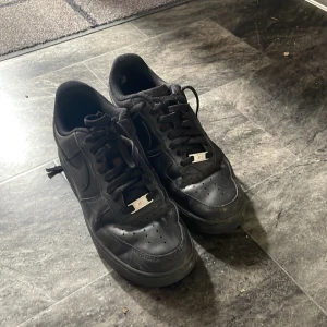 Nike airforce (41)  - Lite små slitna på hälarna och ett litet hål inuti skon men inget som läcker in vatten elr så och lite sunkiga sko snören annars fina skor 