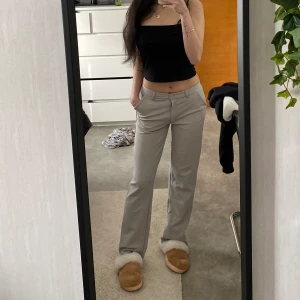 Low wais kostymbyxor  - Lågmidjade kostymbyxor i ljusgrå färg. Använd fåtal gånger och är i gott skick 💗✨