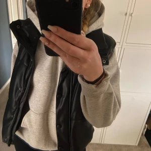 Zara väst - Svart väst från Zara (fake läder) super snygg! Perfekt till våren!🐆 Storlek L men sitter som en oversized S eller M😍 Pris: 199kr + frakt!🥂 Psst: 3 för 2 tills 1 maj! Kolla på annonsen tillhörade erbjudandet för mer info!🥳