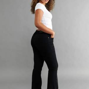 Ett par svarta lågmidjade bootcut jeans från Gina tricot. De är väl använda och är lite ljusare än på första bilden! Originalpris: 500 kr