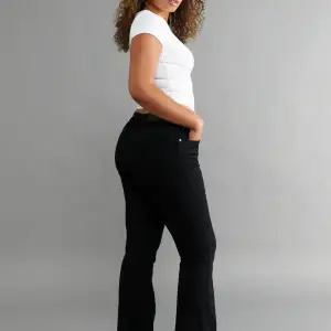 Ett par svarta lågmidjade bootcut jeans från Gina tricot. De är väl använda och är lite ljusare än på första bilden! Originalpris: 500 kr