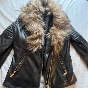 Päls skin jacka  - Köptes på hm för några år sen men har knappt använt den