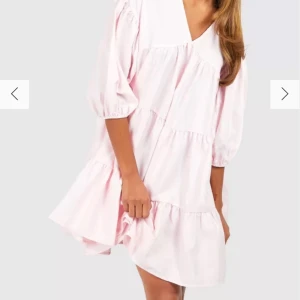 Rosa klänning med volanger  - Superfin klänning från boohoo som tyvärr inte passade på mig. Endast testad, prislapp kvar🩷 Nypris 396kr 