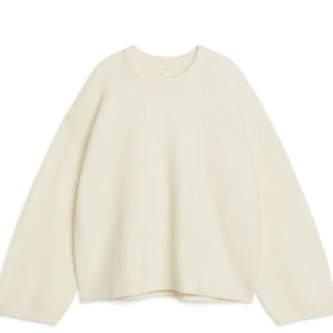 SÖKER arkets alpacka tröja - Söker denna vita/offwhite stickade tröjan i alpackablandning från arket. Då jag inte kan spendera massa pengar på den vill jag helst byta mot annat upplagt på min sida eller köpa för en billig peng💕