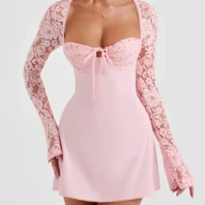 Klänning - Helt oanvänd i Stl L, Dock är den mer en storlek M.