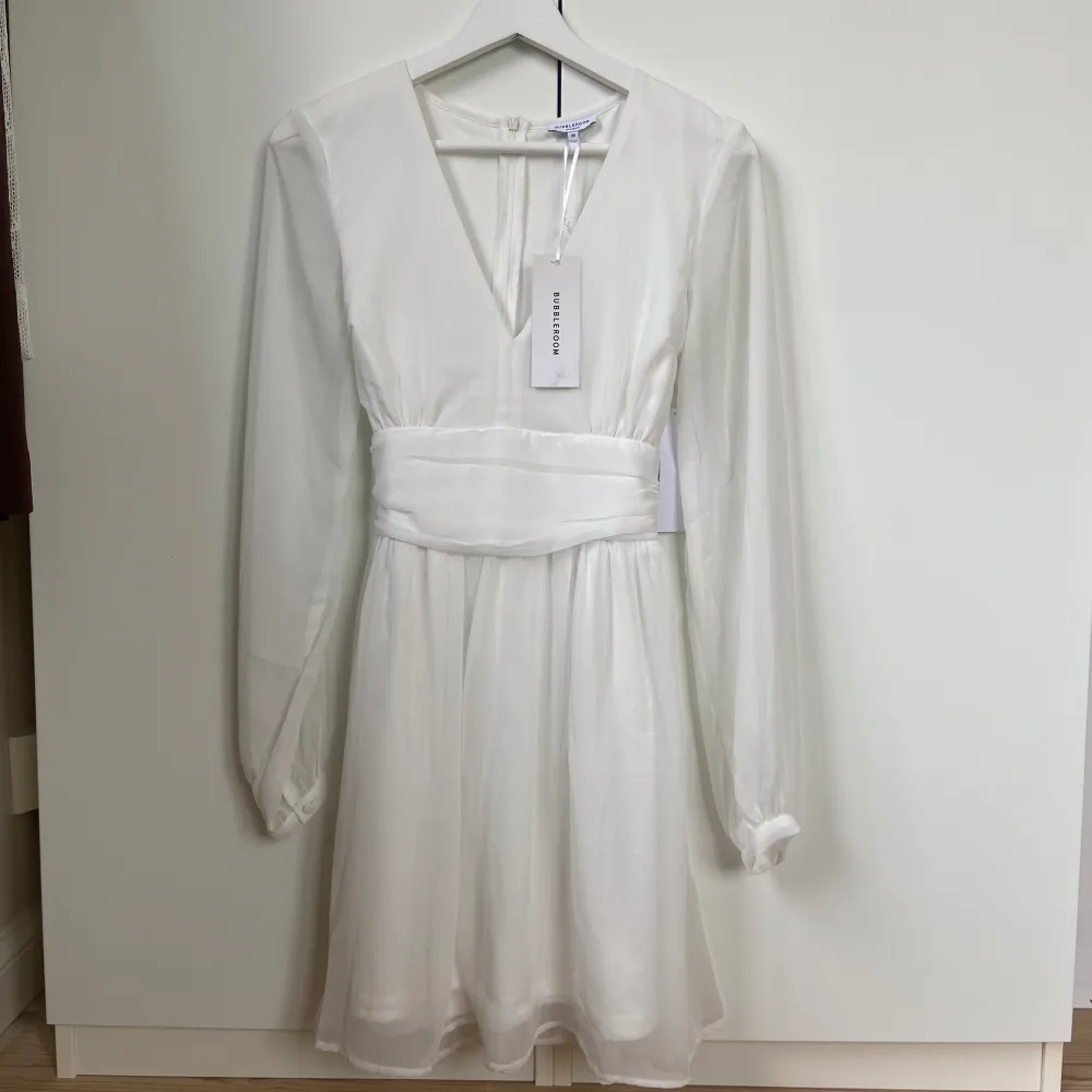 Dahlia dress från bubbleroom, strl 36 💖 oanvänd lapparna kvar✨ köpte för 699, säljer för 280kr😚. Klänningar.