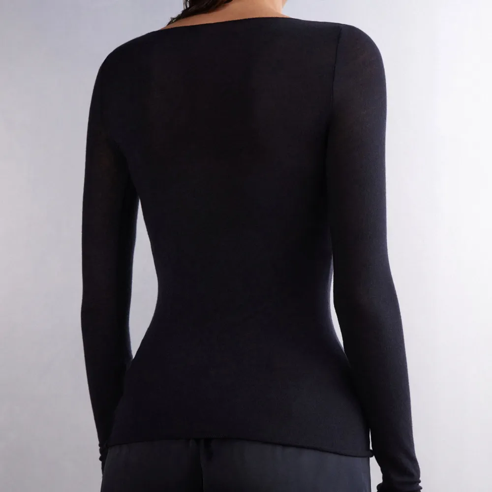 Säljer denna fina tröja ifrån intimissmi i storlek S har dock ett super litet hål vid handleden men inget man tänker på💓. Tröjor & Koftor.